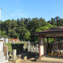 稲荷山が裏手に