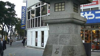 「いづろ」の由来にもなった大きな燈籠です