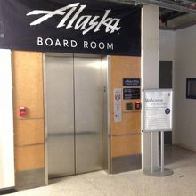 このエレベーターを上がった所がラウンジです