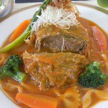 ナイフを入れた断面。さっぱりとした合挽き肉の中身です。