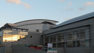 琵琶湖に面して建つ芸術劇場