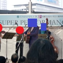 演奏をする人々