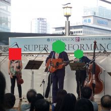 演奏をする人々　たくさんの人が聞いていた