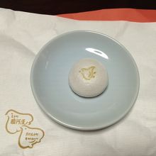 お茶菓子とお土産に頂いた小皿