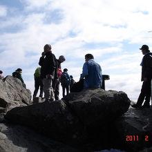 筑波山の女体山山頂の観光客