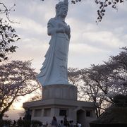 船岡城址公園の山頂付近にあります