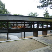 向かいには南渡殿があります