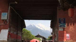 古鎮門越しの玉龍雪山
