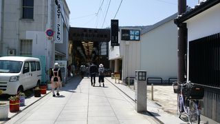 一の橋を渡ると、南側にある商店街