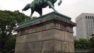 躍動感の溢れる名銅像だと思います。