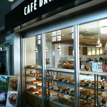 目白駅の改札近くにあります。