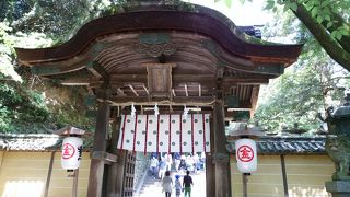 鳥居をくぐると賢木門があります