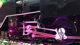 C11形蒸気機関車…脚もとのライトアップが高貴さや悲哀さを演出しています。