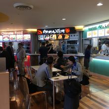 成葉軒の並びのお店