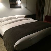 ダブルベッドは丁度良い硬さで気持ちよく眠れました。