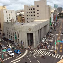 交差点斜め向かいの旧第一勧銀、今は土地銀行