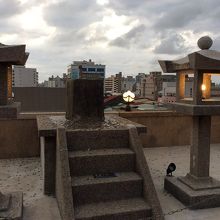 屋上の神社、台南地震は耐えた