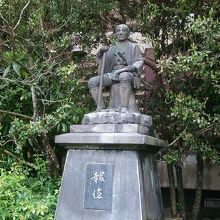 二宮尊徳の彫像も建っています