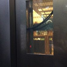 エレベーター、中身は新しくなっていた