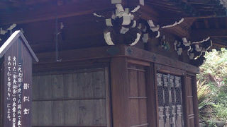 木々が豊かなところにある園内最古の木造建築物