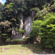 お寺の対岸に注目