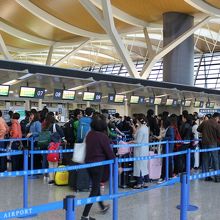 上海空港のチェックインカウンター