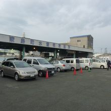 朝市が開かれる妻鹿漁港