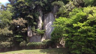 お寺の対岸に注目