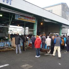 鐘の合図でごった返す漁港