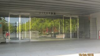 建物は自体は近代的なモダンなものです。