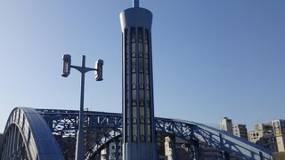 雰囲気のある青いアーチ橋。