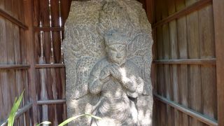 「迦楼羅」とは「ガルーダ」です、珍しい石像です