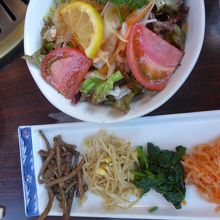 サラダ・キムチもセット