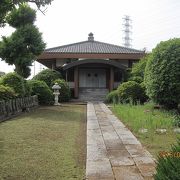 天文9（1540）年、村民・岩澤伊佐衛門の開山といわれている簡素な寺です。