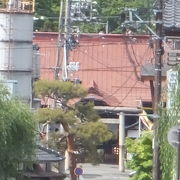 昔ながらの建物が並ぶ柳町の北側にあります。
