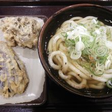 かけうどんと天ぷら