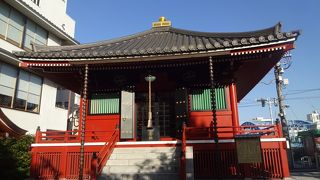 朱色の建物です。