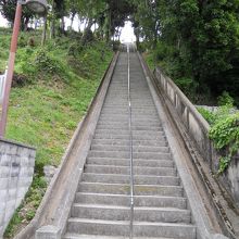 急な石段が続きます