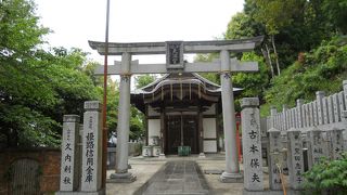 結構急な石段を登ります