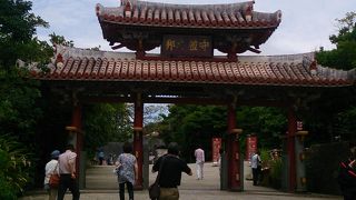 2千円札に描かれている門