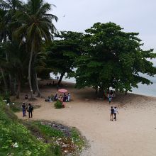 灯台の足元の海水浴場
