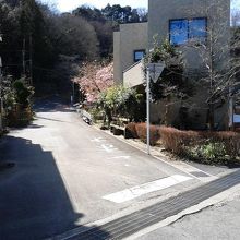 二俣本町駅を背に左へ少し進み、標識手前で左折、線路を超えて