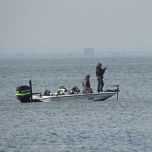 霞ヶ浦で釣りを楽しむ人々