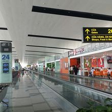 広いが、いろんなお店があるので便利