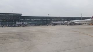以前は日本の地方空港のようだったが、立派な空港になっててビックリ