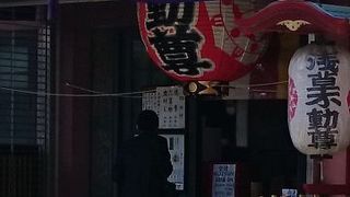 浅草寺宝蔵門の手前に