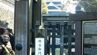 熊本城の西側、飲食店などが並ぶ「桜の馬場」に近い門です