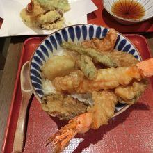 おいしい「大エビ天丼」。