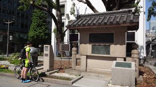 日本道路の起点に立つ