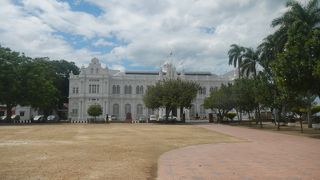 コタラマ公園から見る市庁舎